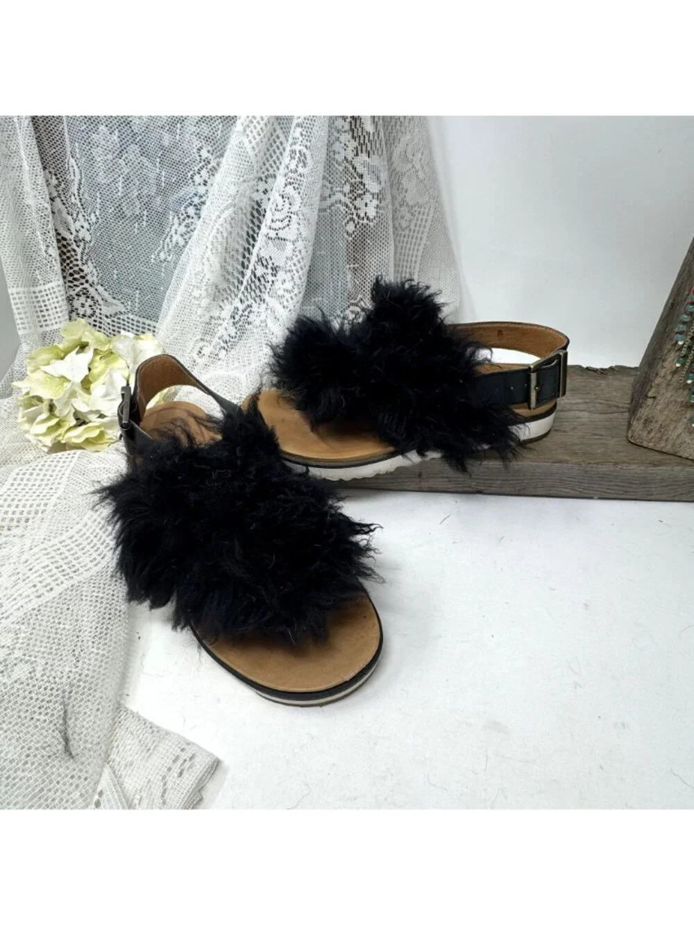 UGG Woman's Holly Shearing Sandals Tongs Size 6 Black